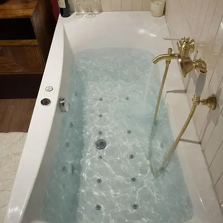 Apartment Refuge Du Chateau, Spa, Hypercentre, Confort Laval (Mayenne)